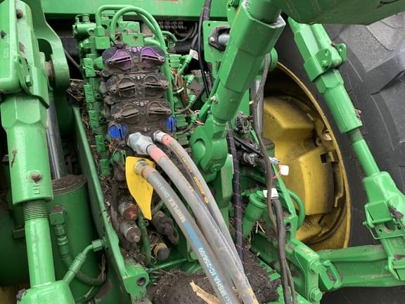Image of John Deere 8R 310 equipment image 4
