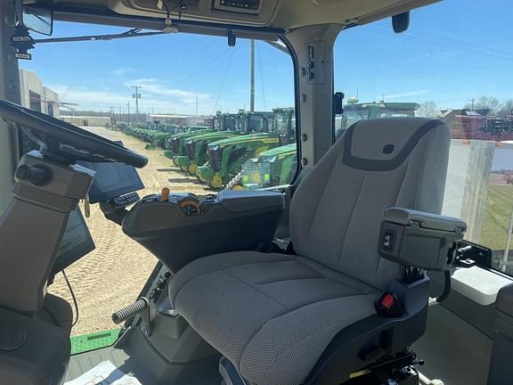 Image of John Deere 8R 310 equipment image 4
