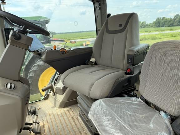 Image of John Deere 8R 310 equipment image 4