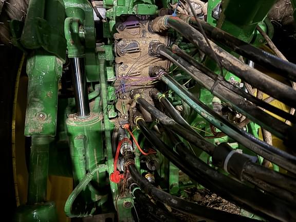 Image of John Deere 8R 340 equipment image 2