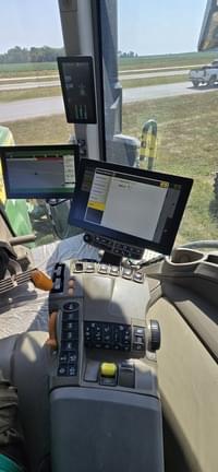 Image of John Deere 8R 340 equipment image 4