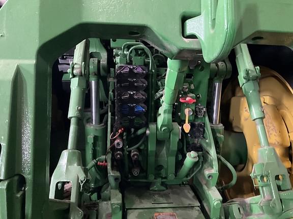 Image of John Deere 8R 340 equipment image 4