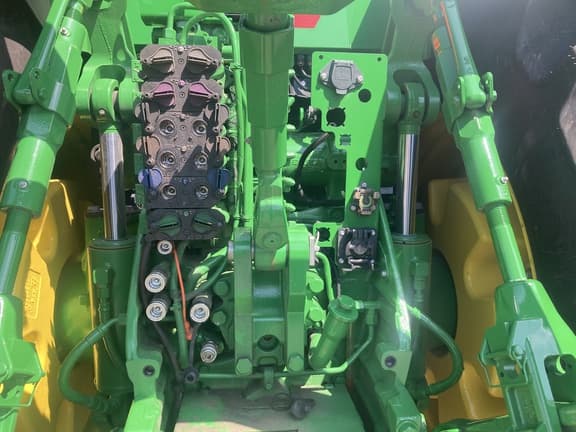 Image of John Deere 8R 340 equipment image 4