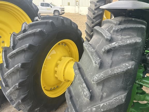 Image of John Deere 8R 340 equipment image 4