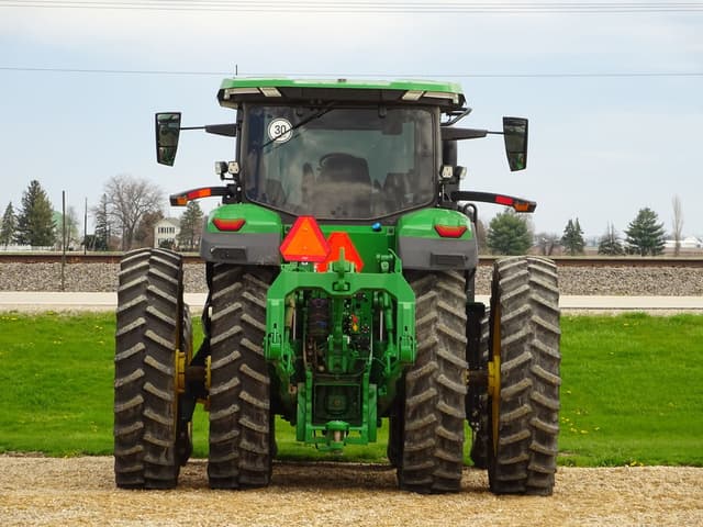 Image of John Deere 8R 370 equipment image 4