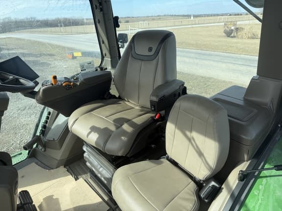 Image of John Deere 8R 370 equipment image 4