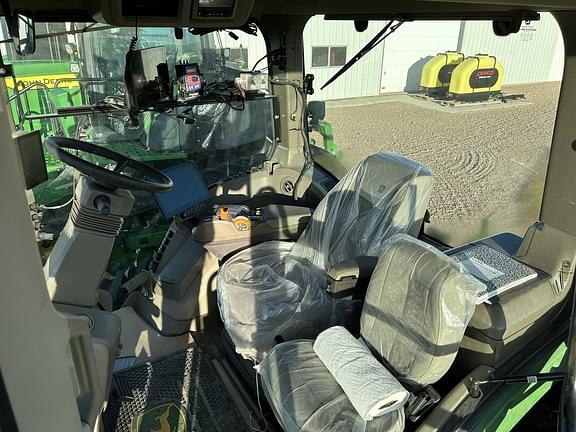 Image of John Deere 8RT 370 equipment image 4