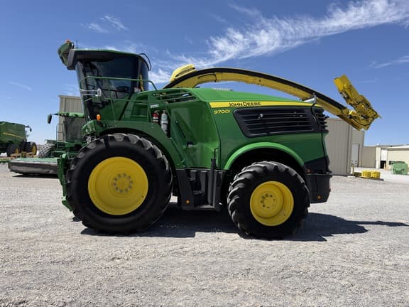 Image of John Deere 9700 equipment image 1