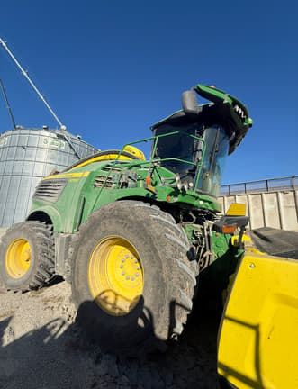 Image of John Deere 9700 equipment image 1