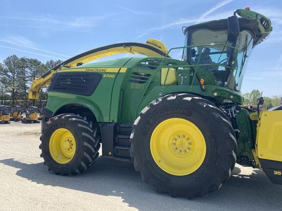 Image of John Deere 9700 equipment image 1
