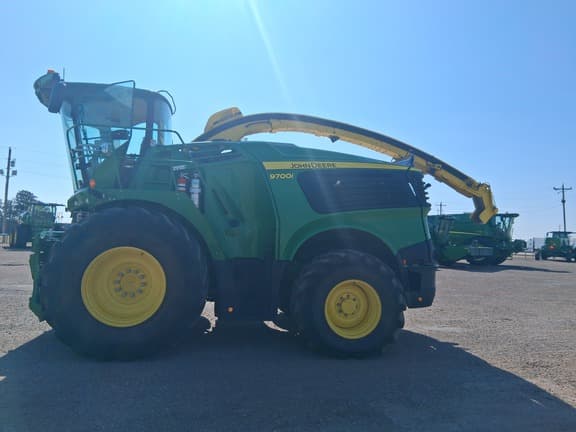 Image of John Deere 9700 equipment image 1