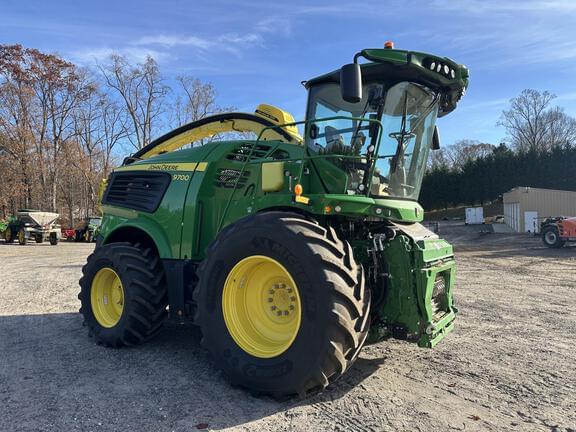 Image of John Deere 9700 equipment image 1