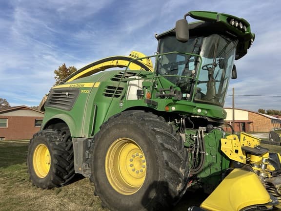 Image of John Deere 9700 equipment image 1