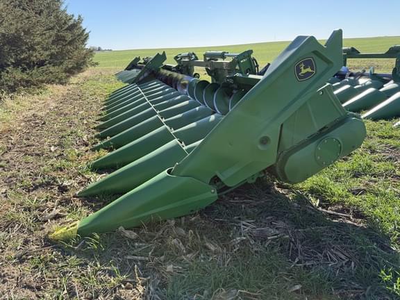 Image of John Deere C12F equipment image 2