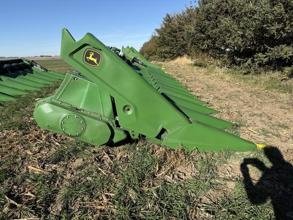 Image of John Deere C12F equipment image 4