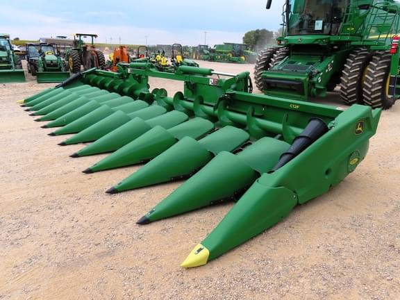 Image of John Deere C12F equipment image 4
