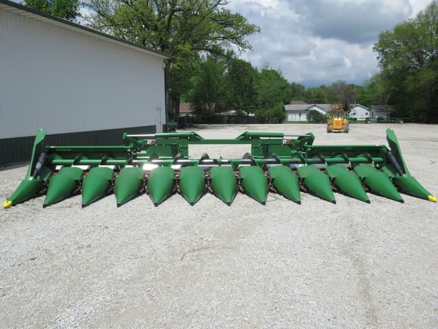 Image of John Deere C12F equipment image 4