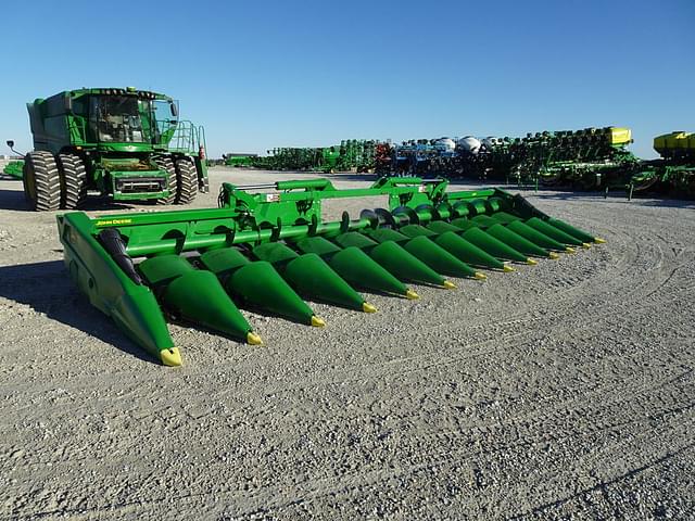 Image of John Deere C12F equipment image 2