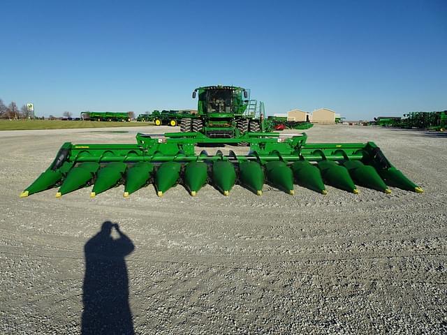 Image of John Deere C12F equipment image 3
