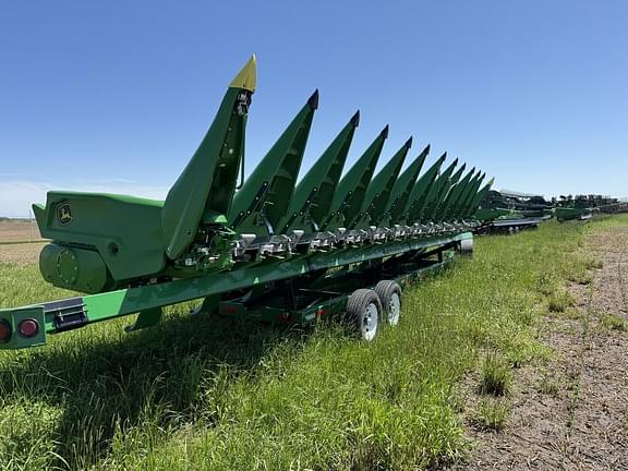 Image of John Deere C12F equipment image 4