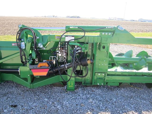 Image of John Deere C12F equipment image 3