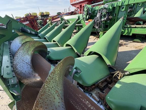 Image of John Deere C12F equipment image 4