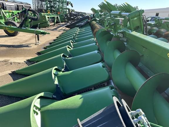 Image of John Deere C12F equipment image 3