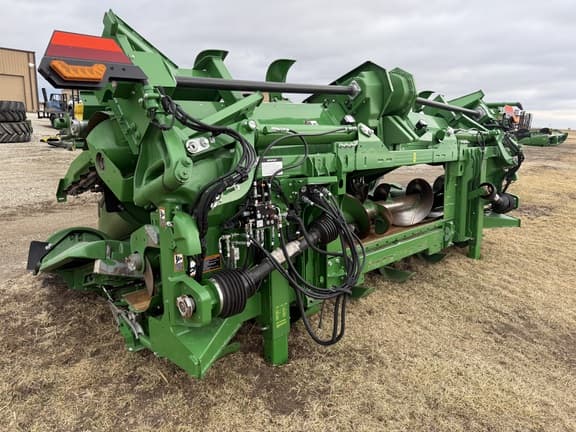 Image of John Deere C12F equipment image 4