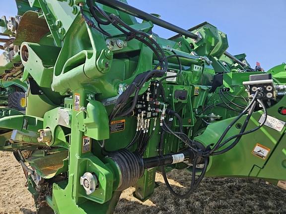 Image of John Deere C12F equipment image 3
