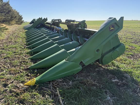 Image of John Deere C12F equipment image 2