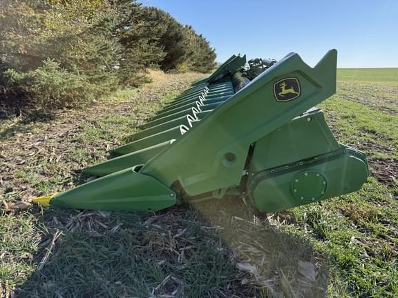 Image of John Deere C12F equipment image 3