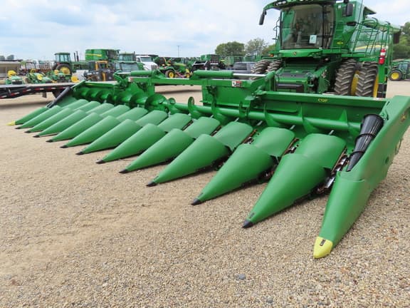 Image of John Deere C12F equipment image 4