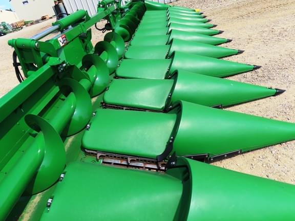 Image of John Deere C12F equipment image 3