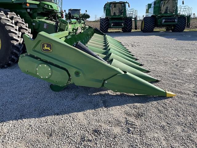 Image of John Deere C12F equipment image 3