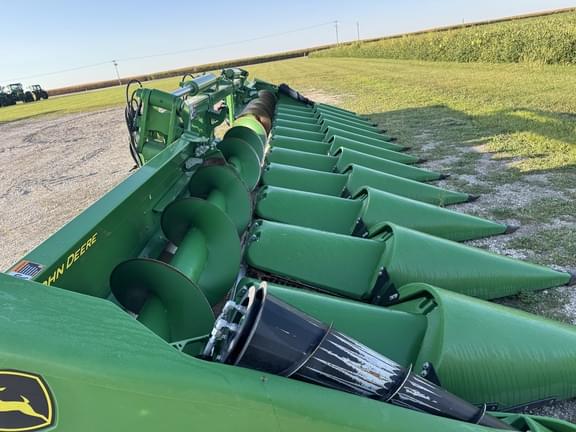 Image of John Deere C12F equipment image 3