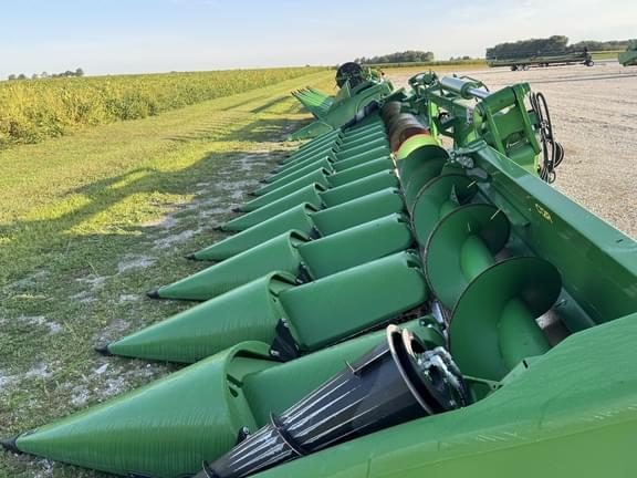 Image of John Deere C12F equipment image 2