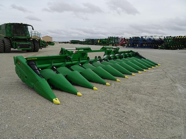 Image of John Deere C12F equipment image 2