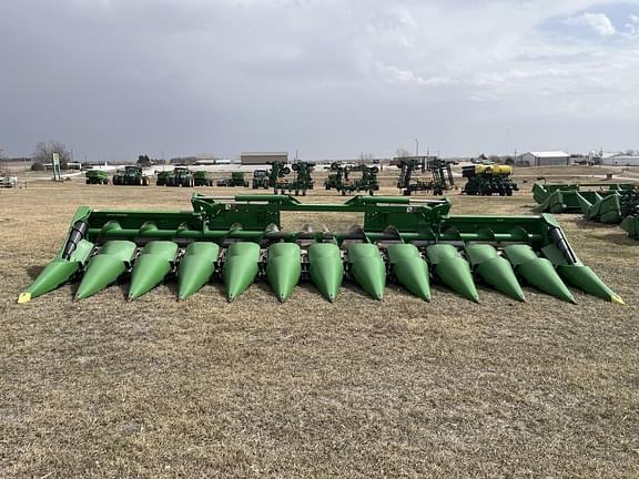 Image of John Deere C12F equipment image 4