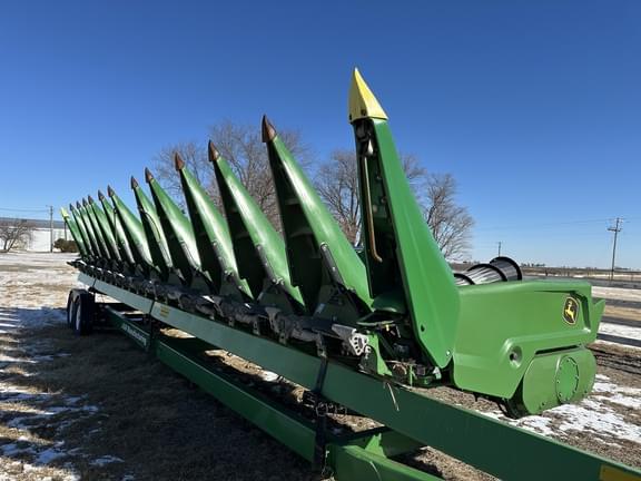 Image of John Deere C12F equipment image 3