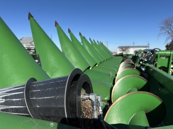 Image of John Deere C12F equipment image 4
