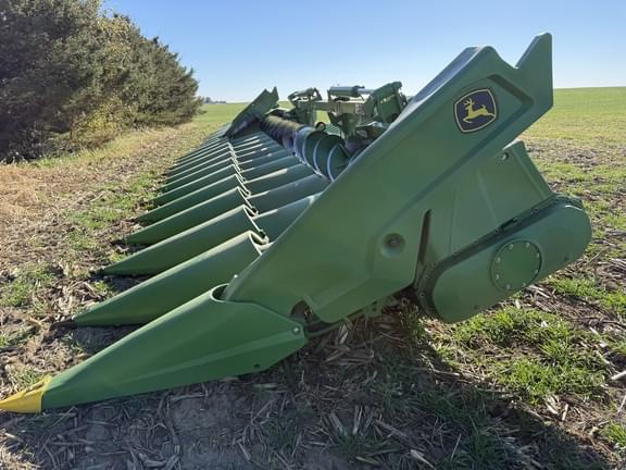 Image of John Deere C12F equipment image 3