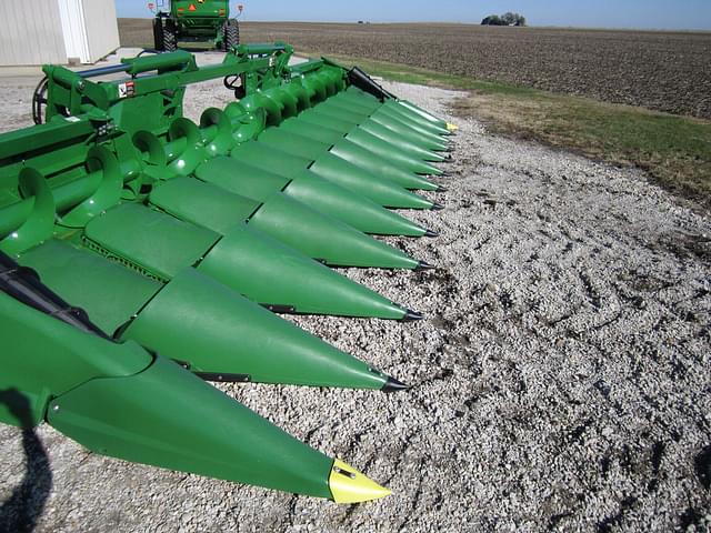 Image of John Deere C12F equipment image 4