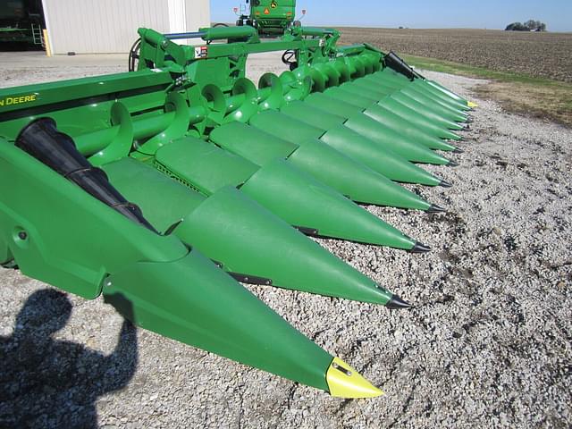 Image of John Deere C12F equipment image 3