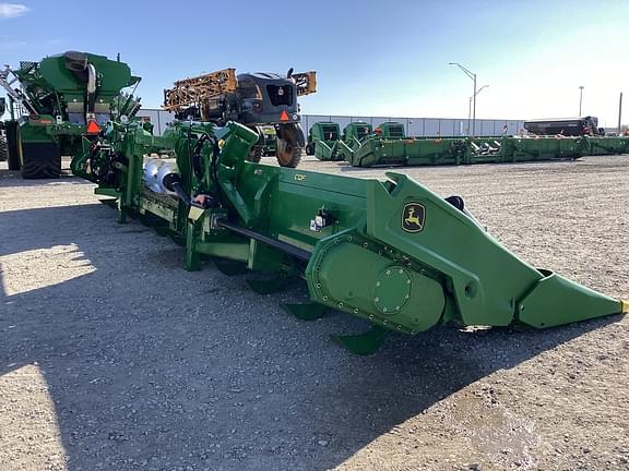 Image of John Deere C12F equipment image 3