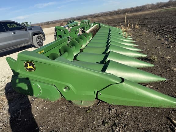 Image of John Deere C12F equipment image 4