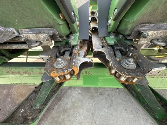 Image of John Deere C12F equipment image 4