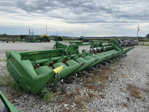 Image of John Deere C12F equipment image 3