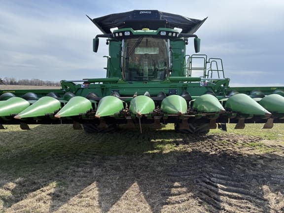 Image of John Deere C12F equipment image 2