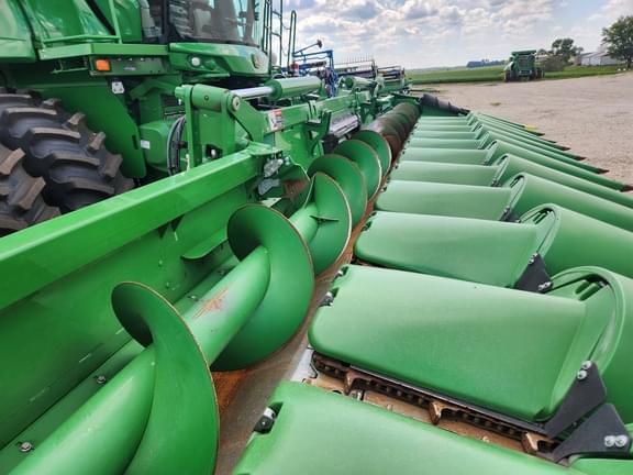 Image of John Deere C12F equipment image 3