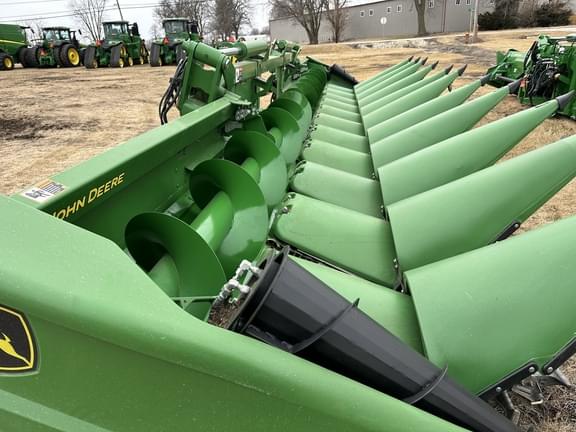 Image of John Deere C12F equipment image 4